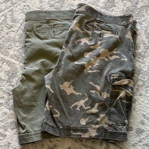Mens St. John’s bay shorts 42 camo and green